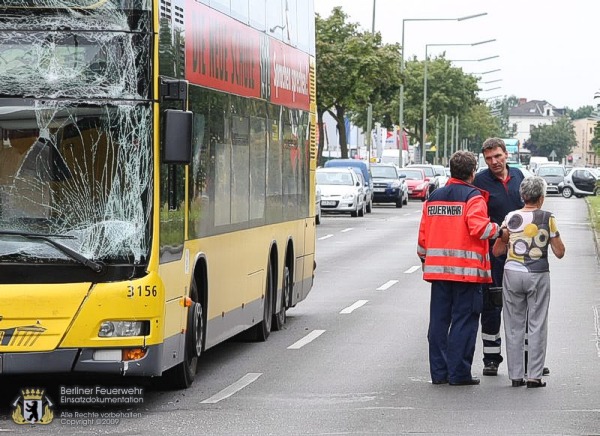 Verletzte Person wird zum RTW begleitet