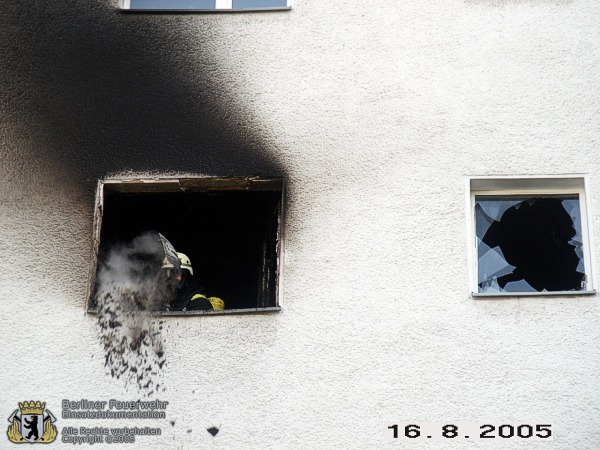 Brandschutt wird aus der Wohnung entfernt