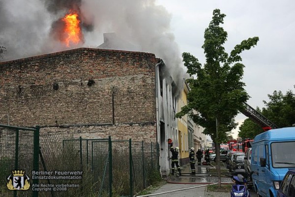 Flammen über dem Dach