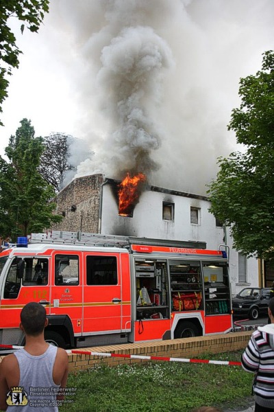 Flammen schlagen aus dem Fenster