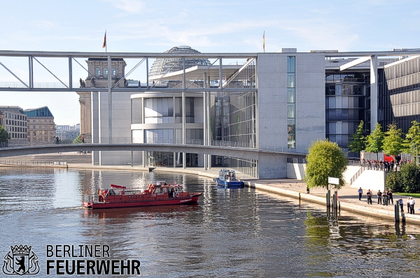 Löschboot vor der Unfallstelle