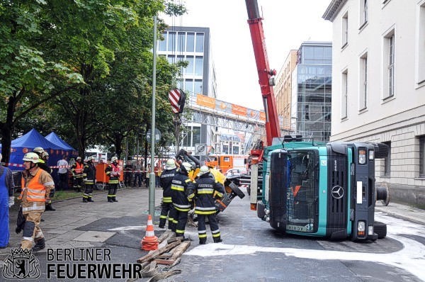 Gabelstapler wird aufgerichtet