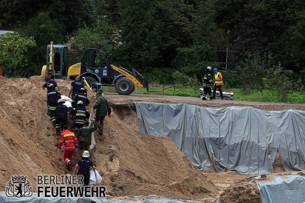 Person wird aus der Grube getragen