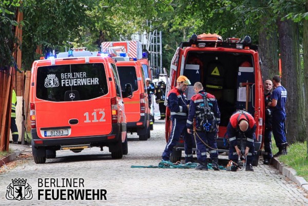 Feuerwehrbeamte ziehen Schutzkleidung an