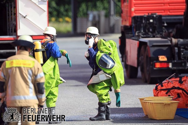 Chemieschutzanzug wird angelegt