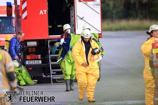 Chemieschutzanzug wird angelegt