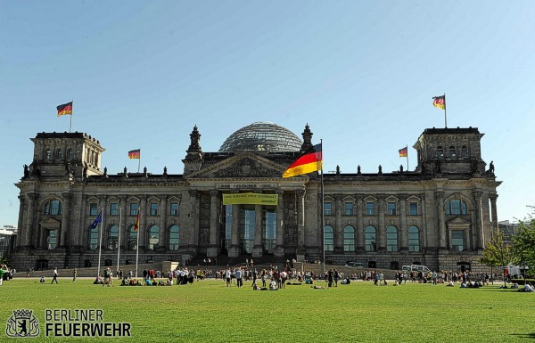 Reichstagsgebäude mit Plakat