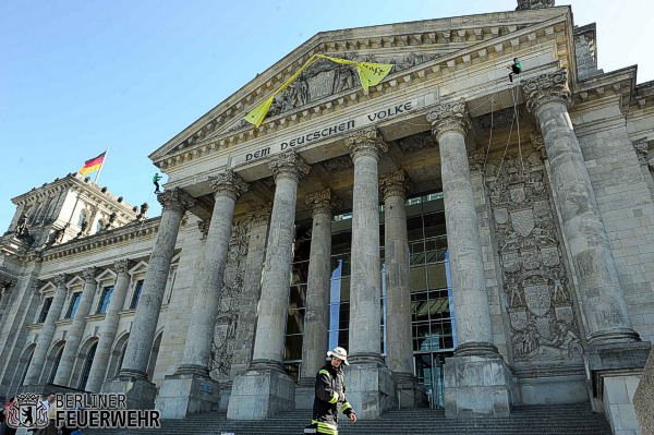 Reichstagsgebäude mit Plakat