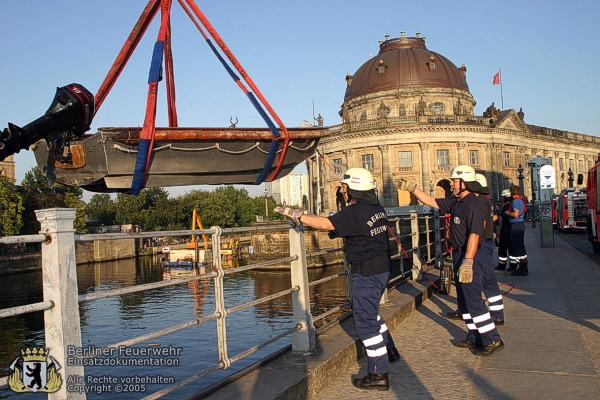 Ein RTB wird zu Wasser gelassen