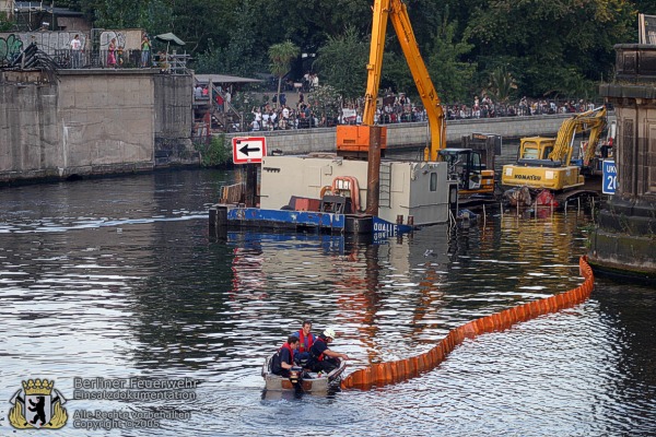 Eine Ölsperre wird ausgelegt