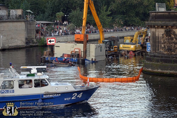 Eine Ölsperre wird ausgelegt