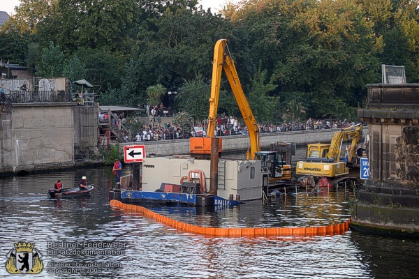 Eine Ölsperre wird ausgelegt
