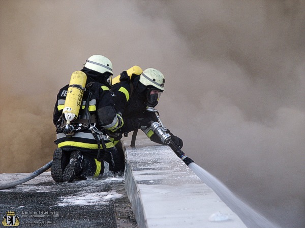 Brandbekämpfung über angrenzende Dächer