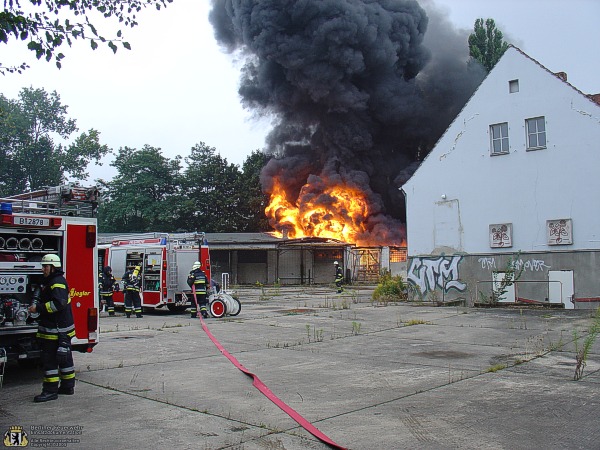 Flammen aus der Lagerhalle