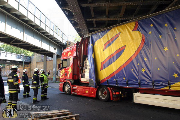 LKW unter der Brücke