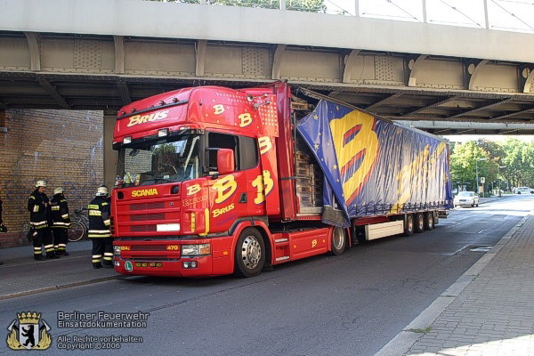 LKW unter der Brücke