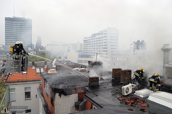 Brandbekämpfung auf dem Dach