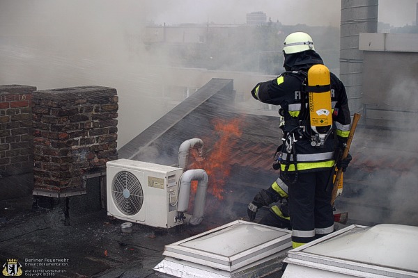 Flammen schlagen aus dem Dach