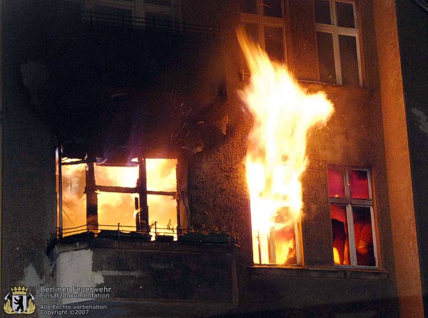 Flammen schlagen aus Fenster