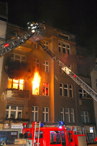 Flammen schlagen aus Fenster