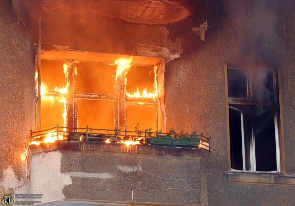 Flammen schlagen aus Fenster