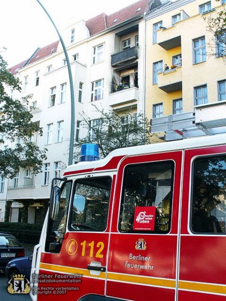 Fahrzeug vor Brandhaus