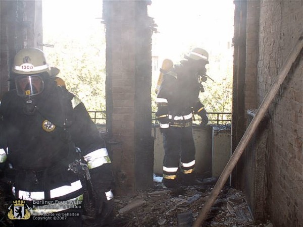 Feuerwehrmänner in Brandwohnung
