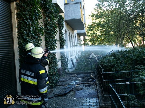 Brandschutt wird abgelöscht