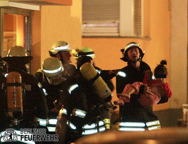 Gerettetes Kind im Arm eines Feuerwehrmannes