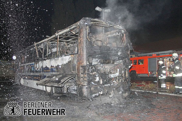 Reisebus komplett ausgebrannt