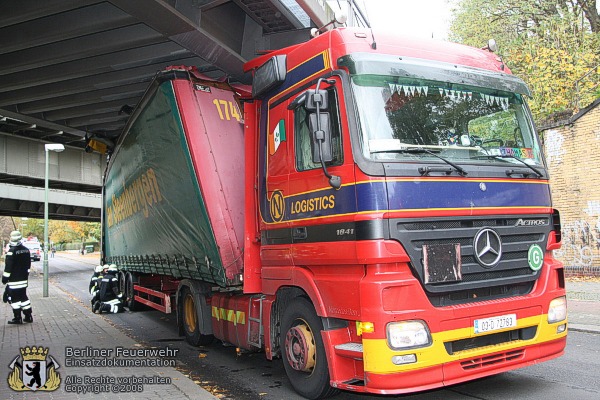 Lkw unter der Brücke