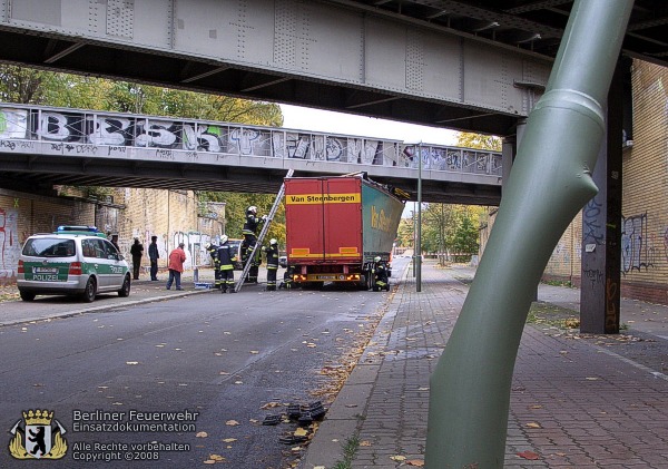 Lkw unter der Brücke