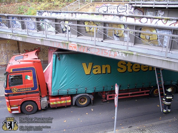 Lkw unter der Brücke