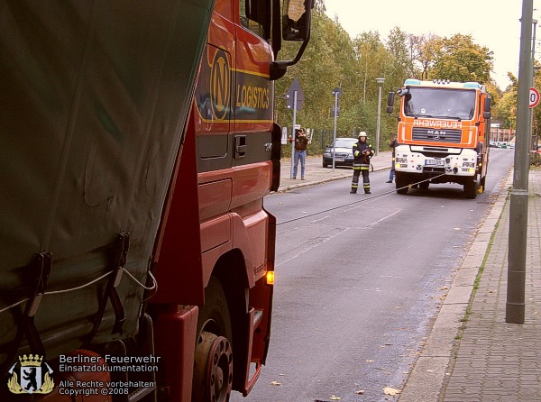 Rüstwagen zieht den Lkw