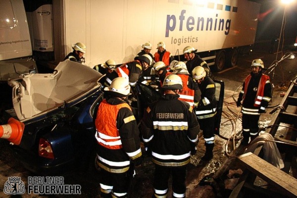 Einsatzkräfte am Unfallfahrzeug