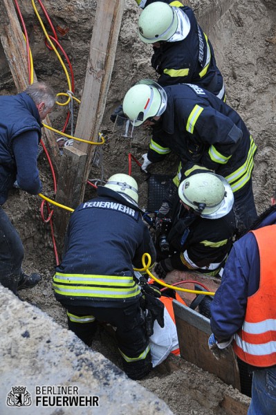 Feuerwehr versucht mit Mitarbeitern den Verschütteten zu befreien