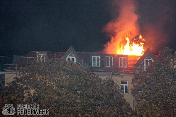 Flammen schlagen aus dem Dach