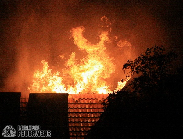Flammen schlagen aus dem Dach