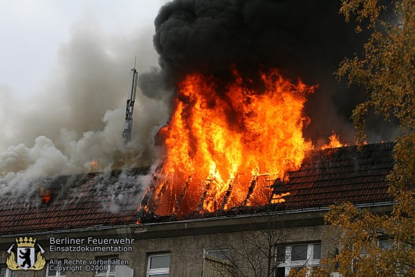 Flammen schlagen aus dem Dach