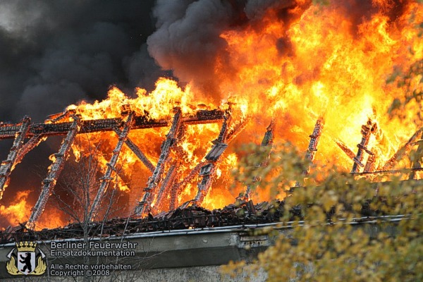 Flammen schlagen aus dem Dach