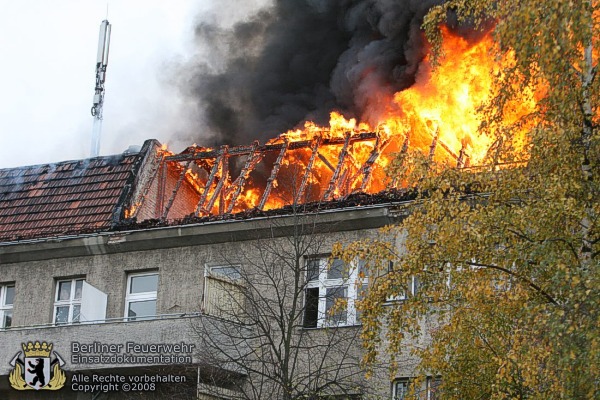 Flammen schlagen aus dem Dach