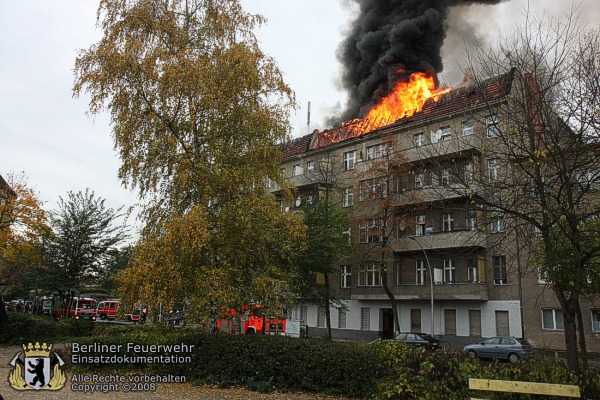 Flammen schlagen aus dem Dach