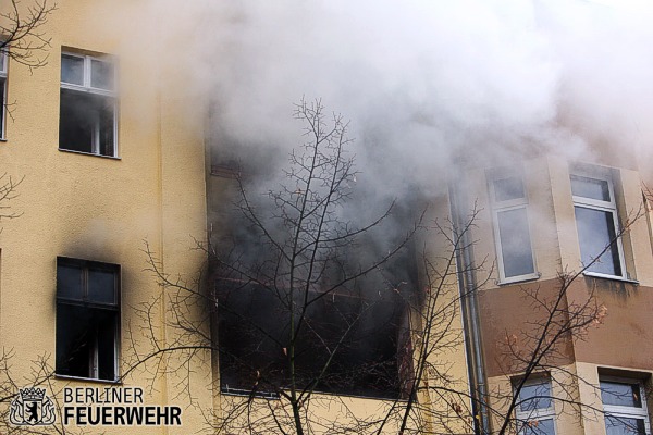 Rauch am Fenster der Brandwohnung