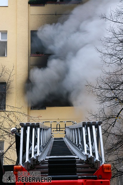 DLK am Fenster zur Brandwohnung