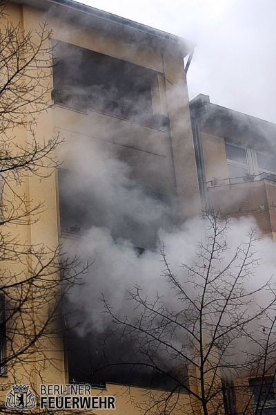 Rauch am Fenster der Brandwohnung