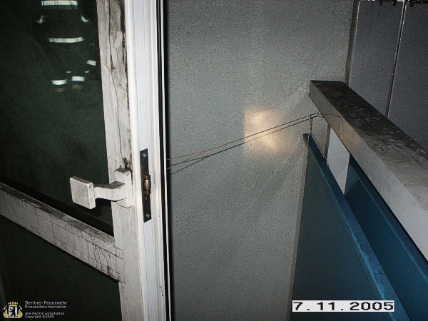 Offen gehaltene Tür zum Sicherheitstreppenhaus