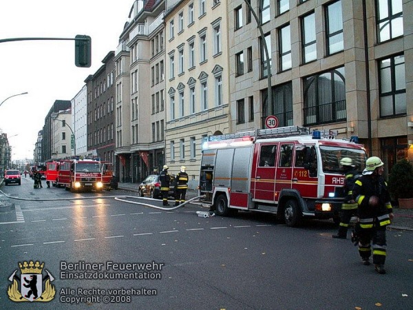 Fahrzeuge vor dem Brandhaus