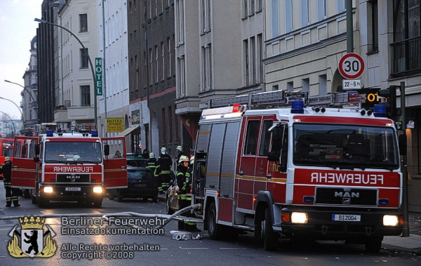 Fahrzeuge vor dem Brandhaus