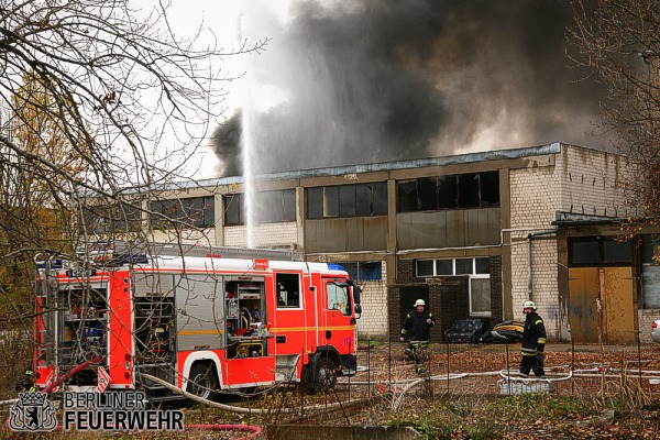 Vor der Halle