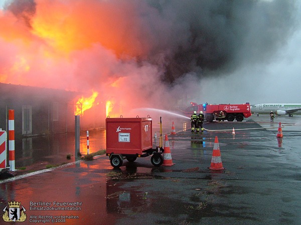 Flammen auf der Seite der Rollbahn